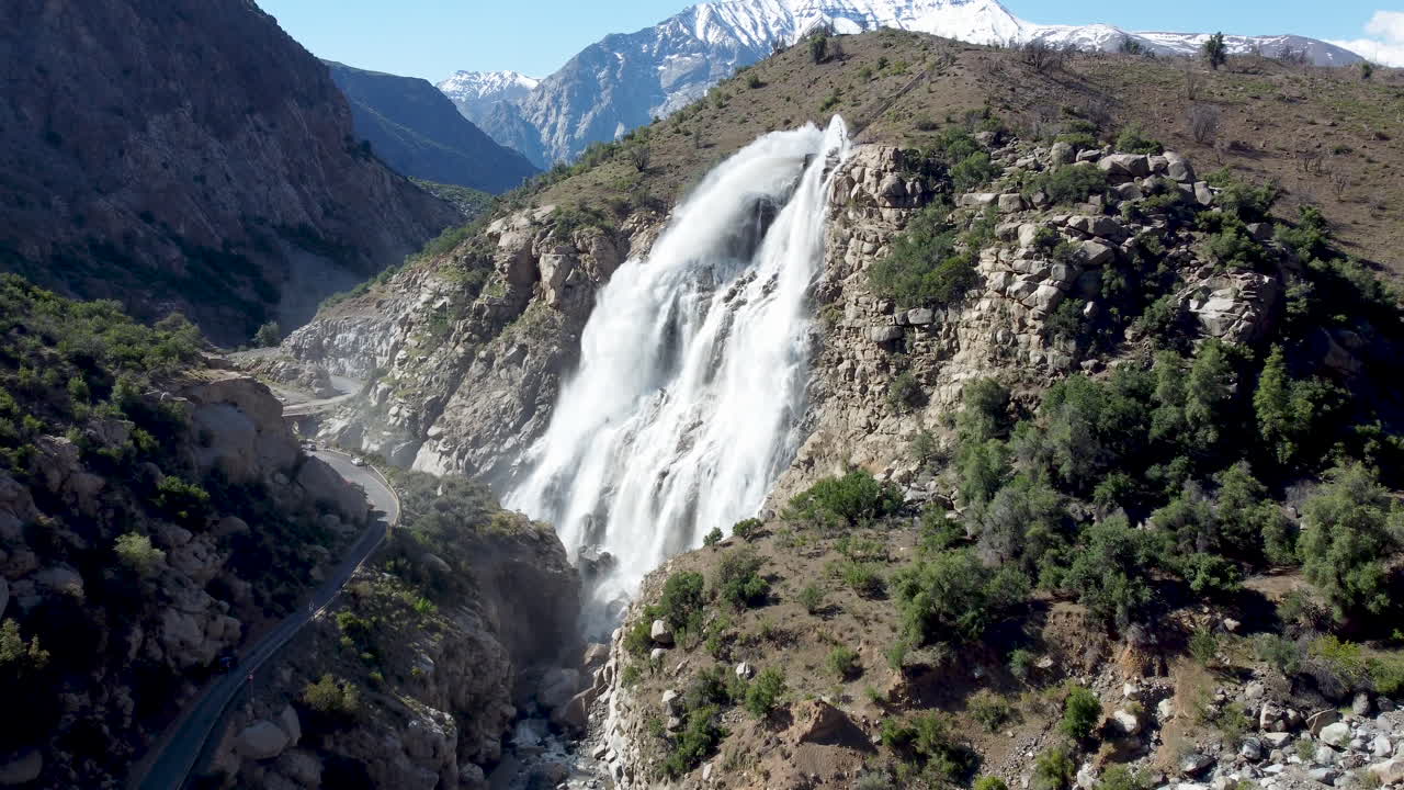 antena: gran cascada en las montañas al lado de la carretera