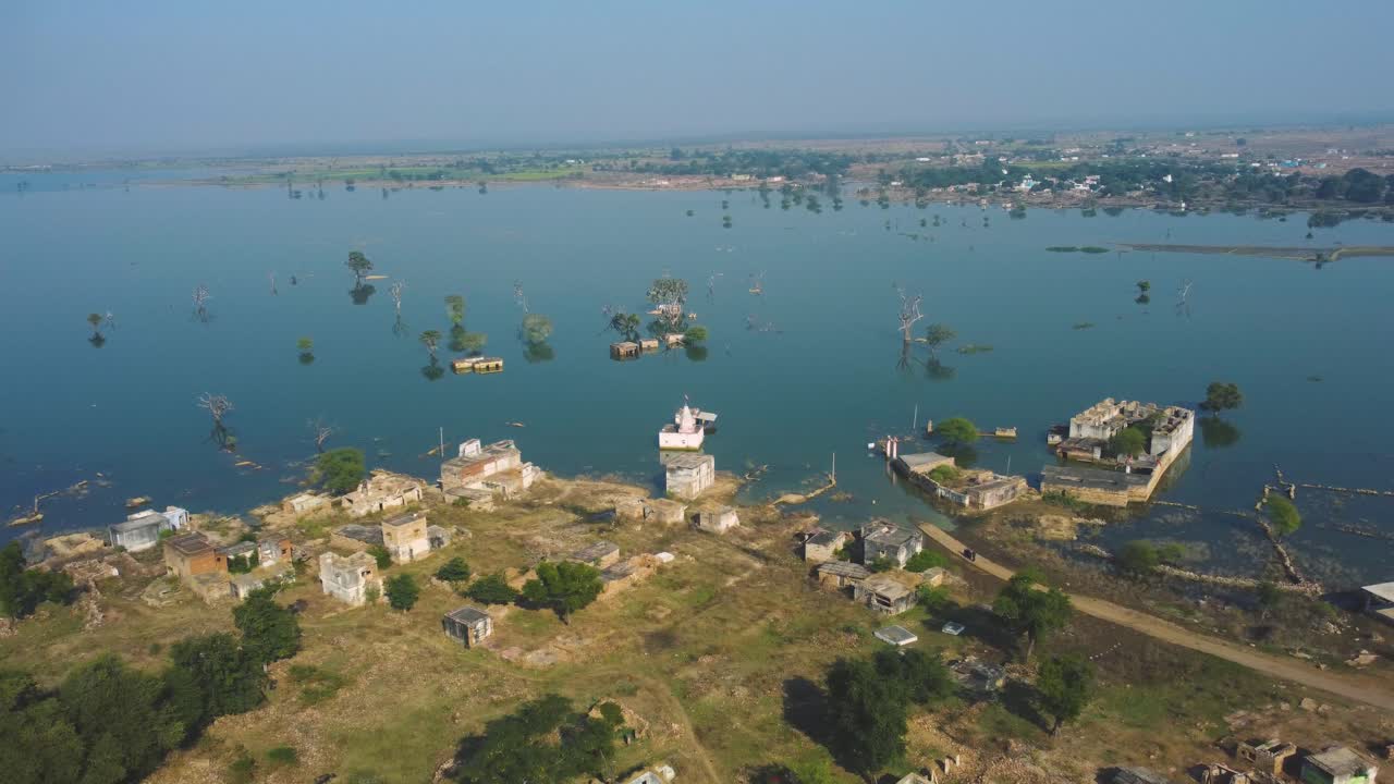 toma aérea de drones de un pueblo inundado en india