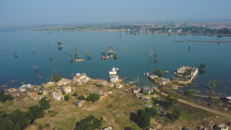 toma aérea de drones de un pueblo inundado en india