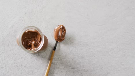 video de primer plano de un frasco de crema de chocolate sobre un fondo blanco