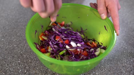 primer plano de manos humanas cocinando en la cocina