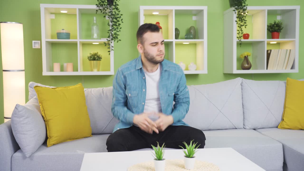 ⁇ 을 사랑하는 남자가 집에서 춤을 추고, 록, 미쳤고, 재미있습니다.