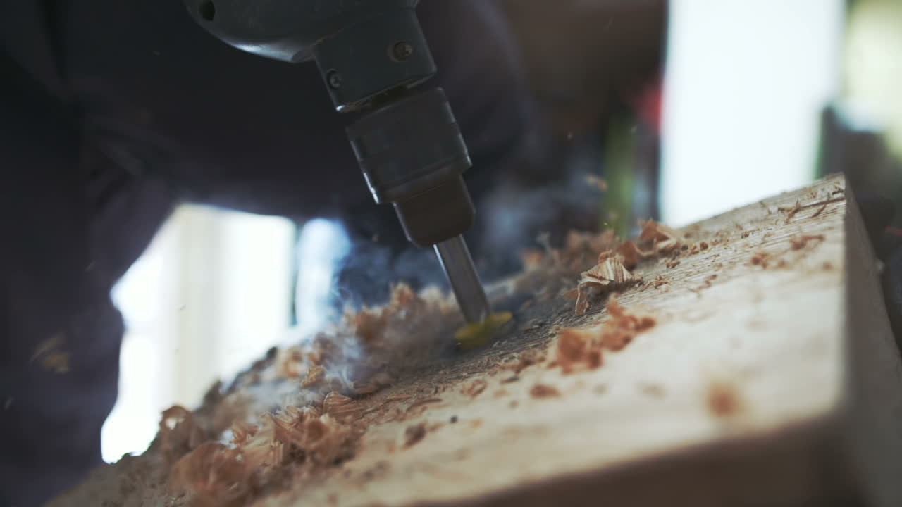 carpintero perforando en madera 3
