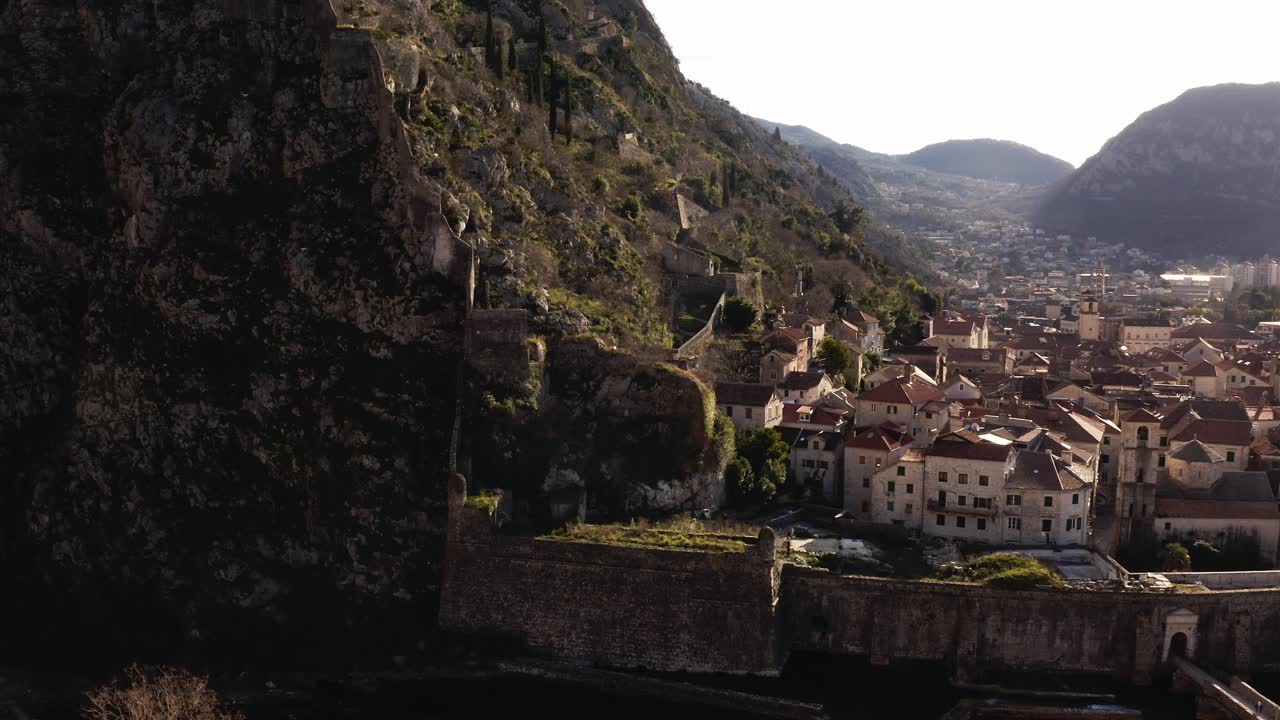 antena - kotor y sus antiguas murallas, montenegro, un sitio del patrimonio mundial de la unesco