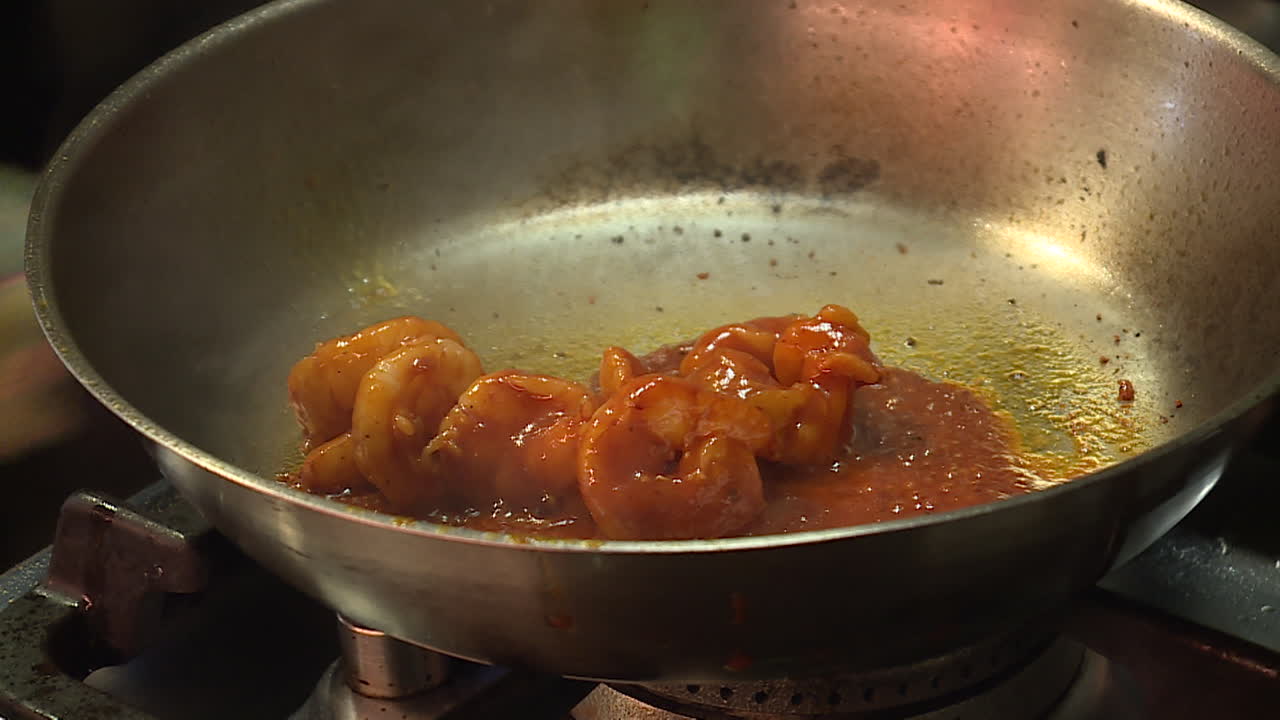 팬 에 새우 를 요리 하는 것