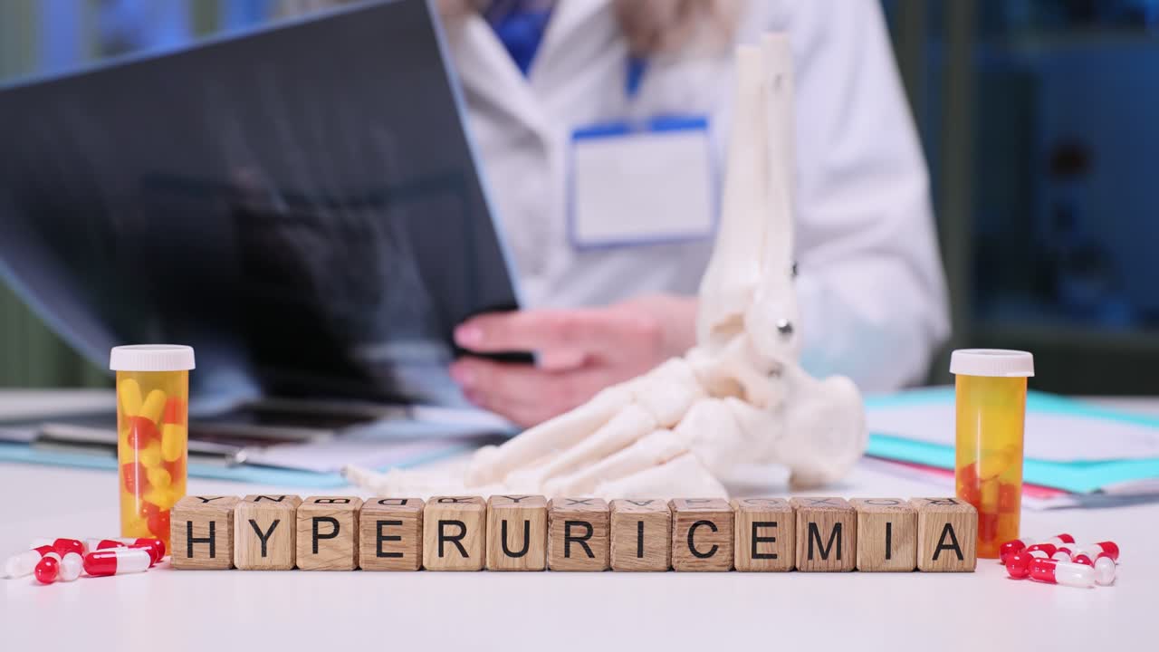 Cubos de madeira na mesa médica formam a palavra hiperuricemia por médico