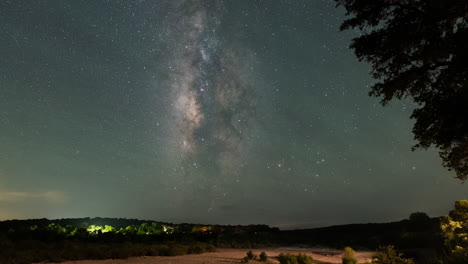timelapse de la vía láctea poniéndose sobre el río llano y el sol naciendo fuera de mason en el país de las colinas de texas