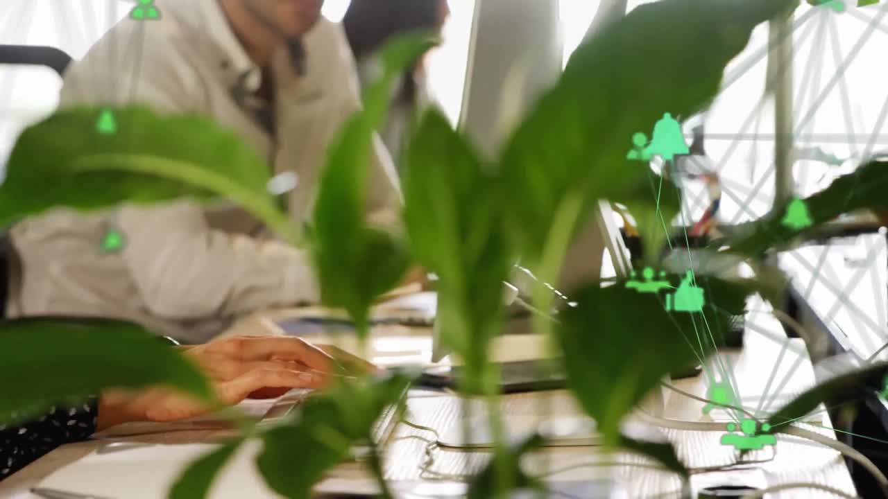 사무실에서 컴퓨터를 사용하는 여성의 중간 섹션에 대한 디지털 아이콘의 전 세계 애니메이션