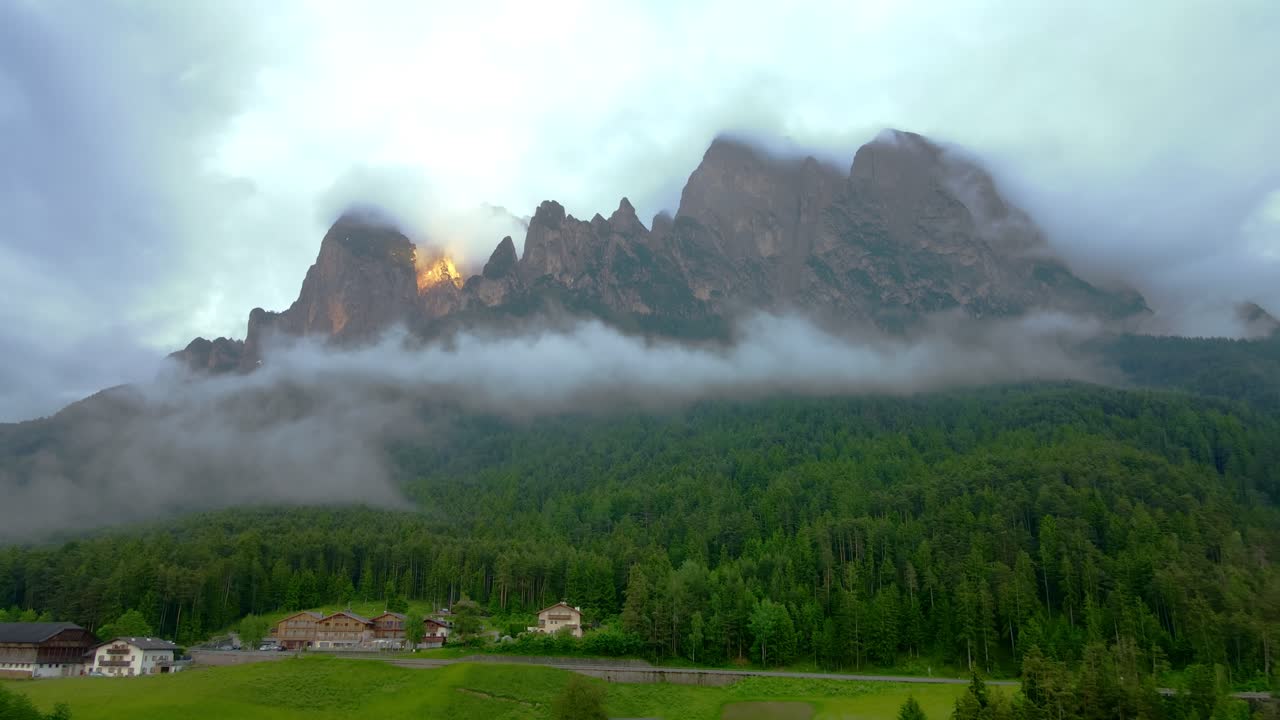 완벽한 전망 - 흰 구름에 둘러싸인 seiser alm 산 정상 -