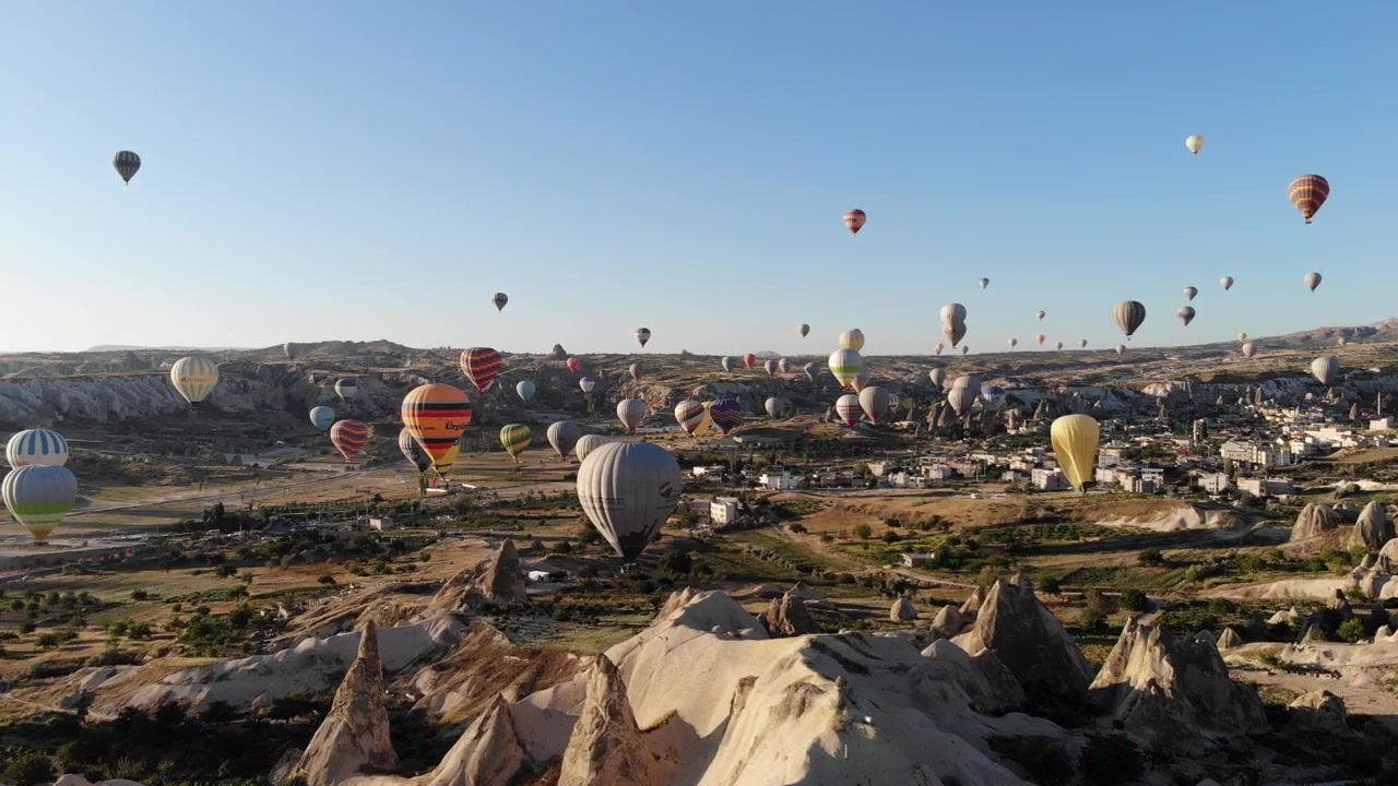 Muitos Balões de Ar Quente Voando Sobre a Paisagem da Capadócia ao Nascer do Sol