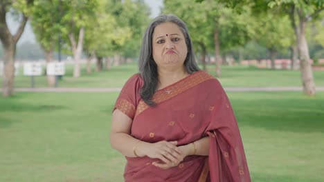 confundida anciana india preguntando qué pregunta en el parque