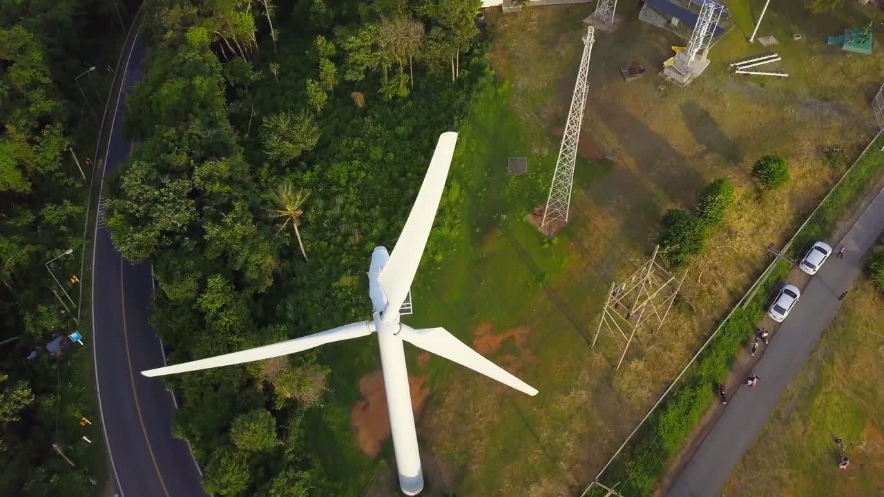공중 무인기 촬영: 풍력 풍차에 대한 공중 4k 조류 시각.