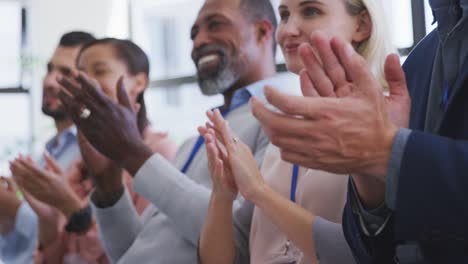 pessoas de negócios a aplaudir na sala de conferências.