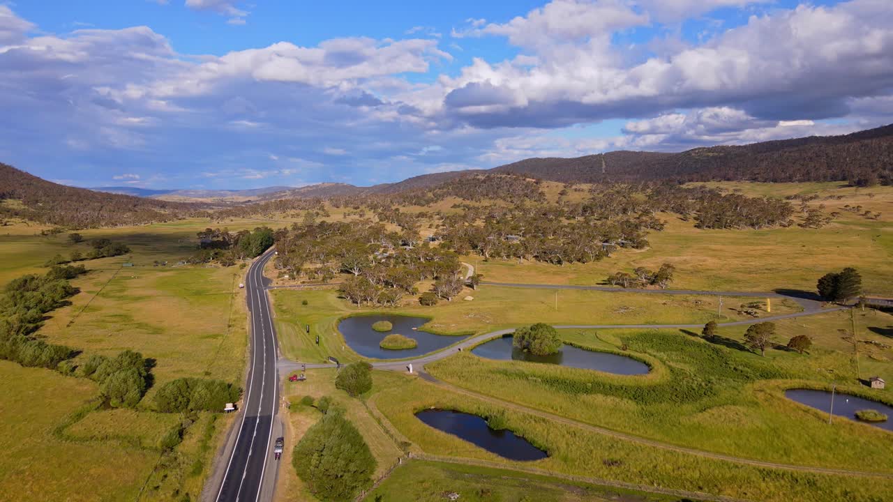 vista de ángulo amplio de crackenback con carretera alpina durante la tarde en nueva gales del sur, australia