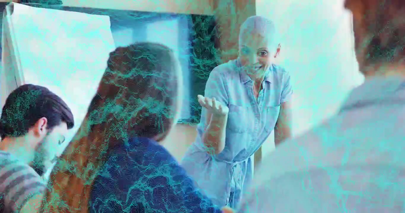 Presentatore che alza la mano introducendo un argomento in una riunione di lavoro, gesticolando mentre mostra un grafico animato.