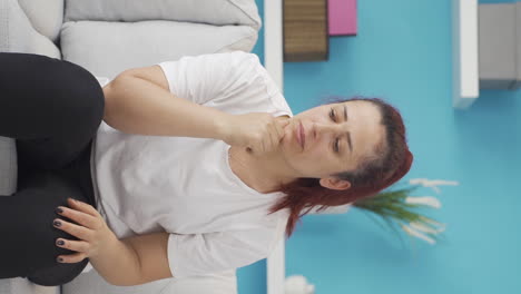 vídeo vertical de una mujer infeliz que piensa.
