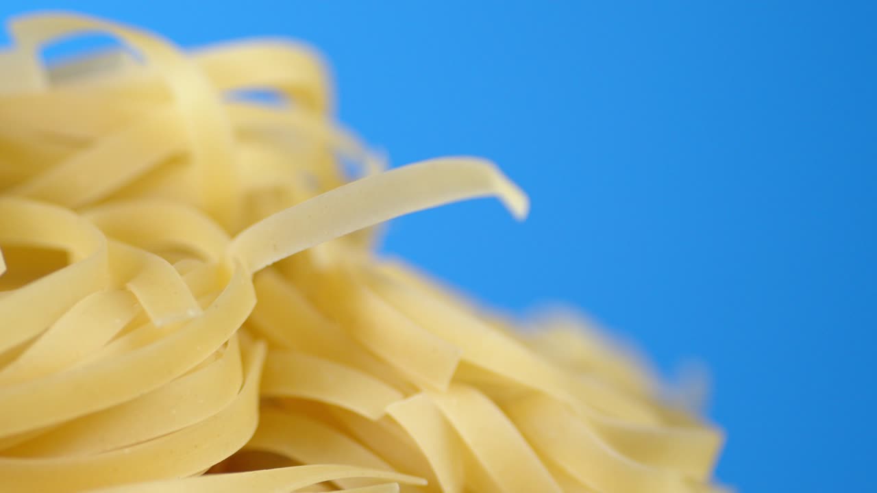 la pasta seca del tagliatelle gira lentamente.