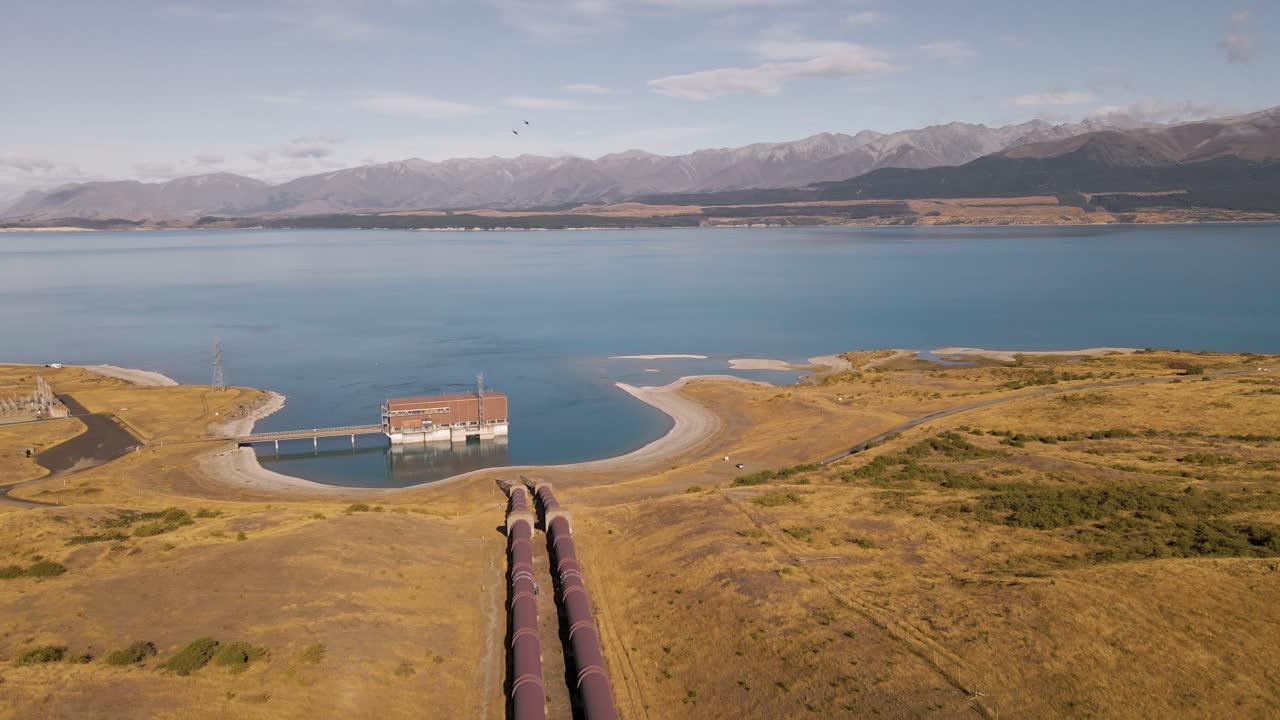 dos tuberías que conducen hacia la central hidroeléctrica de tekapo b bajo el cálido sol