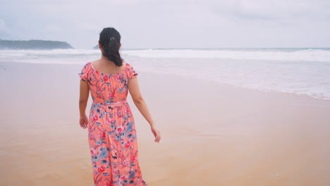 Asiatische-Frau,-Die-Am-Späten-Nachmittag-Am-Einsamen-Strand-Spaziert