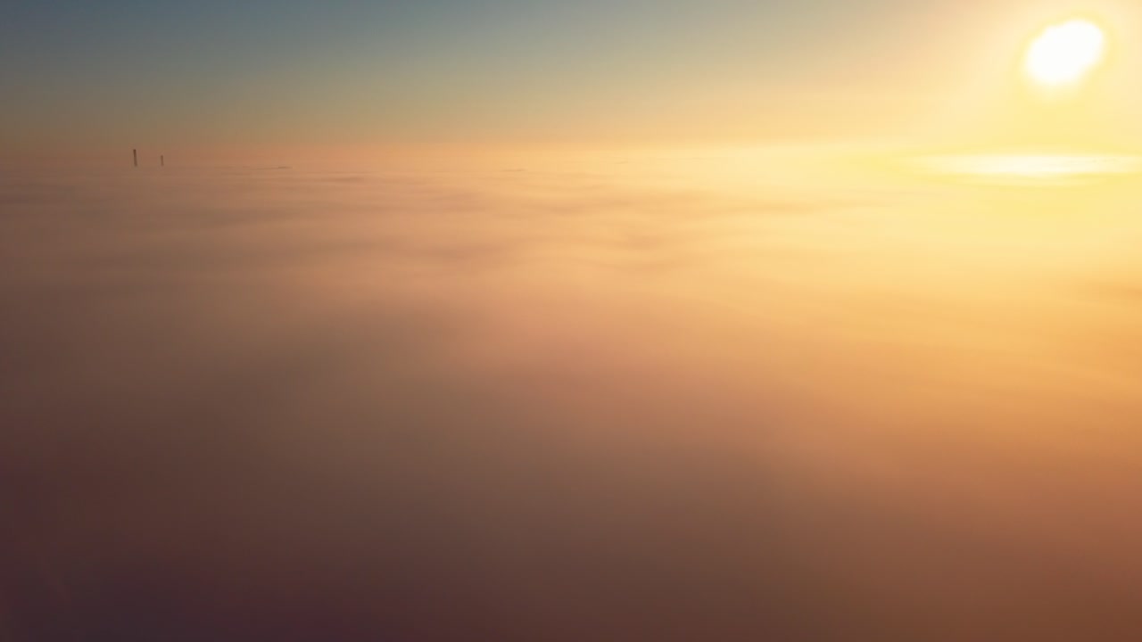 El sol se levanta sobre las nubes