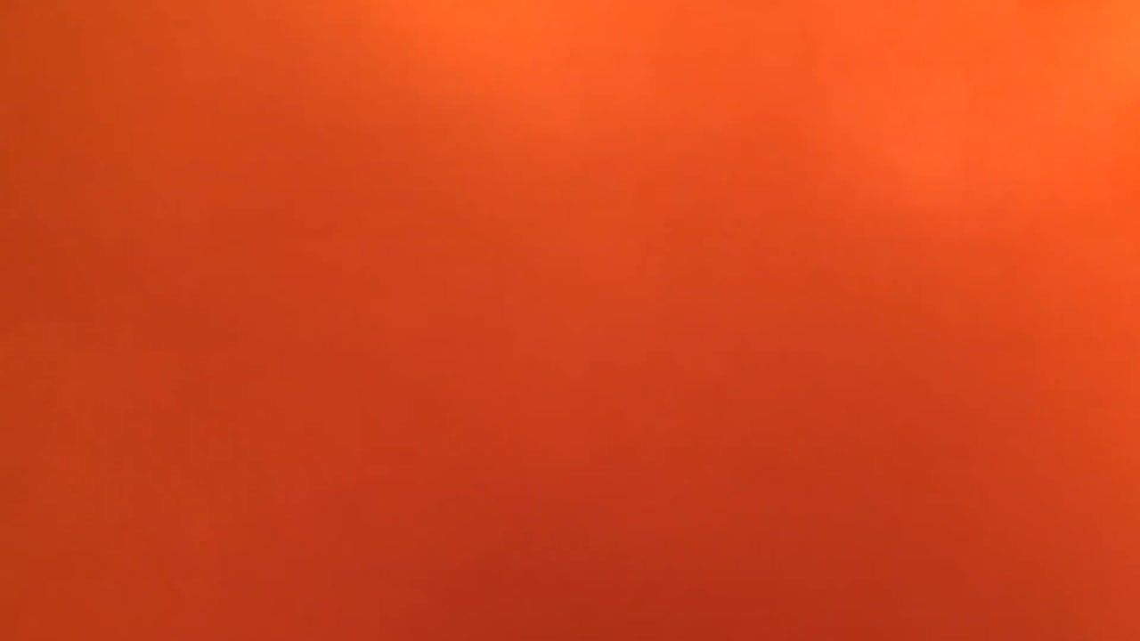 산불이 불타고 산에서 소방차를 파괴 1