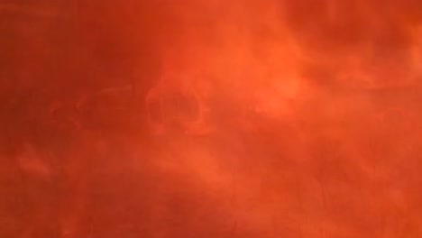 un incendio forestal quema y destruye un camión de bomberos en las montañas 1