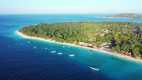 Panorama-Aéreo,-Islas-Tropicales-En-Tailandia,-Barcos-Que-Rodean-Playas-Blancas
