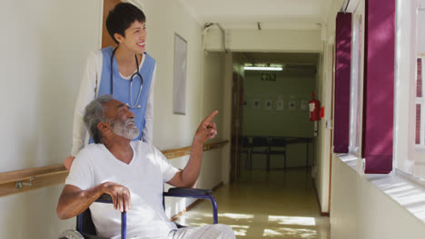 enfermera ayudando a un anciano en una casa de retiro