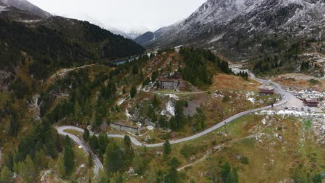 Schöne-Majestätische-Luftdrohnenaufnahme-Von-Schnee-Auf-Dem-Passo-Di-Stalle-Gebirgspass-In-Italien