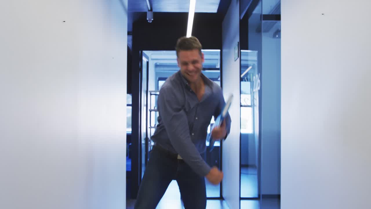 hombre de negocios celebrando en una oficina moderna