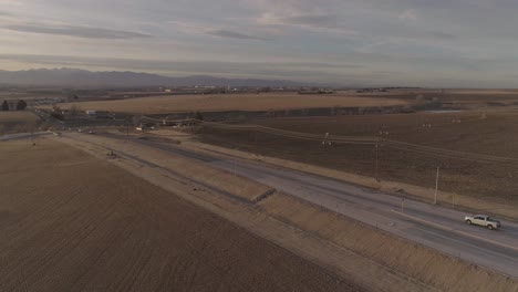 Puesta-De-Sol-De-Montaña-Rocosa-Sobre-Un-Camino-Rural