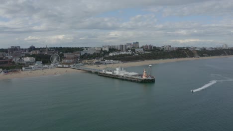 disparo de dron bajo y ancho hacia el muelle de bournemouth