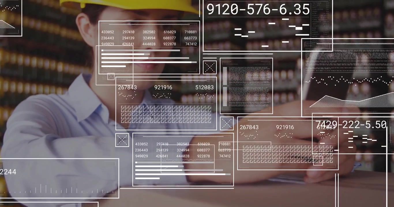 Lagermedarbejder trykker på smartphone, der genererer datapaneler, mens han tager hjelm på til scanning