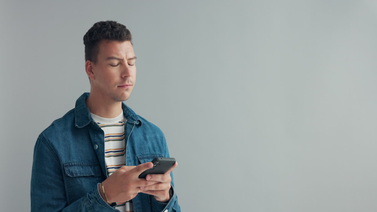 스마트 폰을 사용 하여 젊은 남자