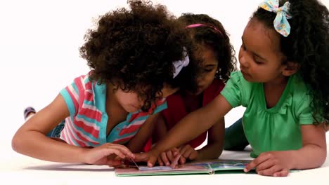 Niños-Felices-Leyendo-Un-Libro-Emergente