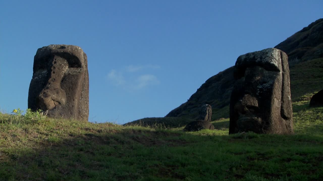 Inquadratura dal basso di gigantesche sculture in pietra sull'Isola di Pasqua
