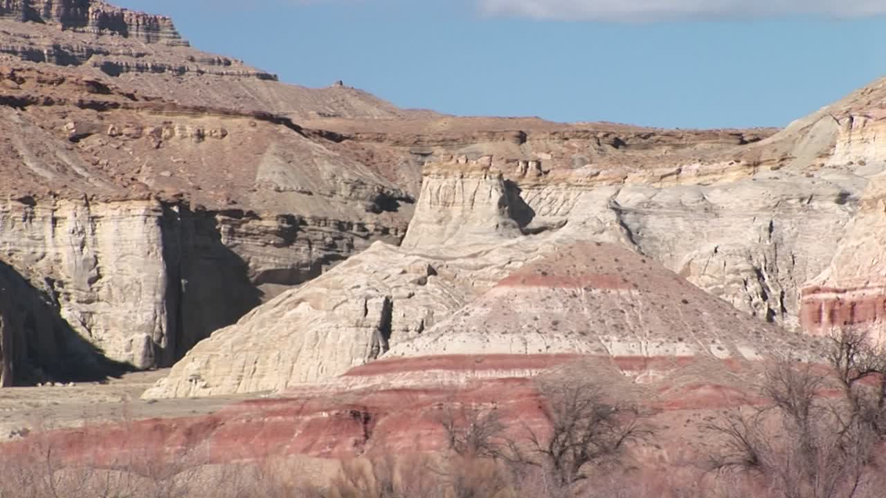 남서쪽 사막 풍경 사진에서 쓰레기 더미로 다시 확대