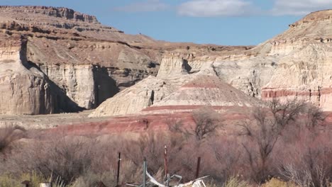 Zoom-De-Una-Toma-Panorámica-Del-Desierto-Del-Suroeste-A-Una-Pila-De-Chatarra