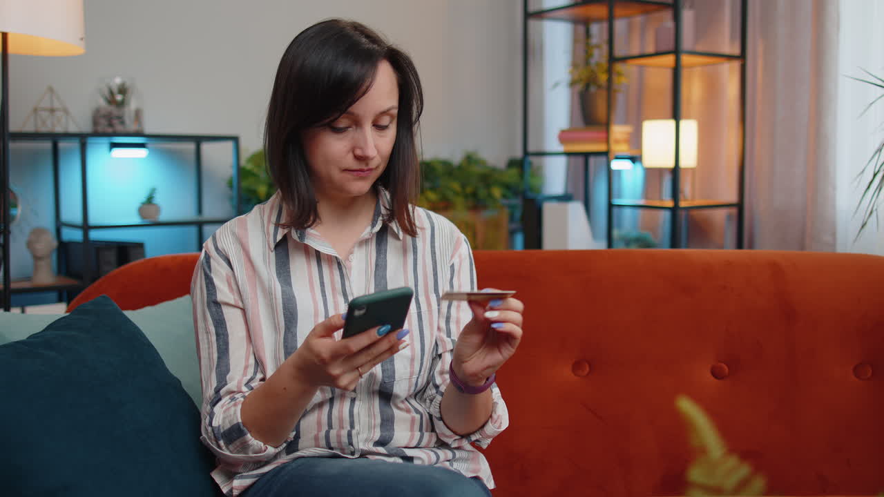 mujer joven usando tarjeta bancaria de crédito y teléfono inteligente, transferir dinero, compras compras en línea