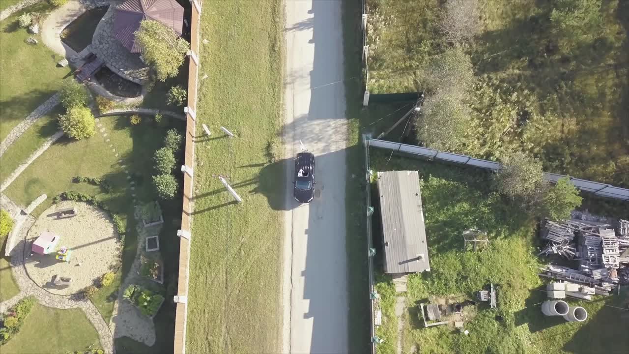 시골 도로 에 있는 결혼차 - 공중 에서 볼 수 있는 모습