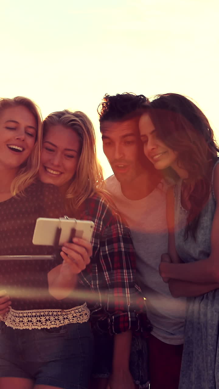 Amici felici che prendono selfie