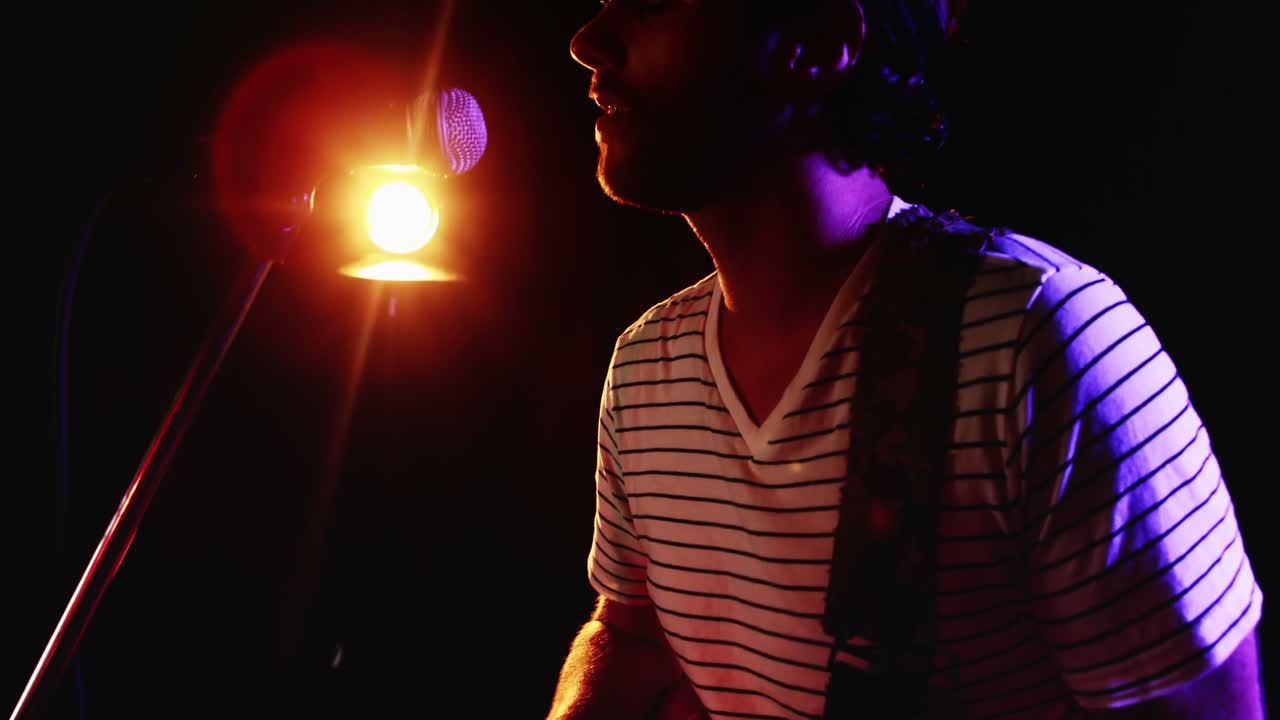 hombre cantando una canción mientras toca la guitarra eléctrica 4k