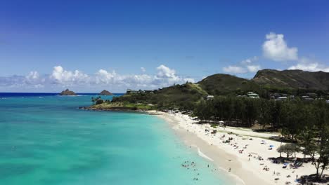 una foto del drone della spiaggia di kailua alle hawaii in una bella giornata limpida