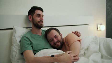 Hombres-Homosexuales-Felices-Abrazándose-En-La-Cama-Por-La-Mañana