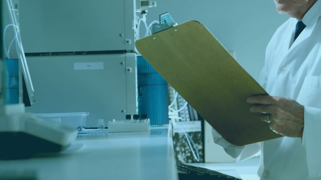 Tecnico senior che legge appunti e utilizza un dispositivo per test di laboratorio, con esagono viola sovrapposto alla scena