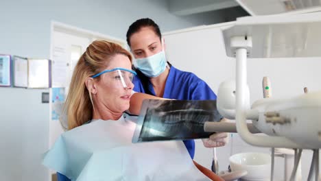 Zahnärztin-Erklärt-Ihrer-Patientin-Den-Röntgenbericht