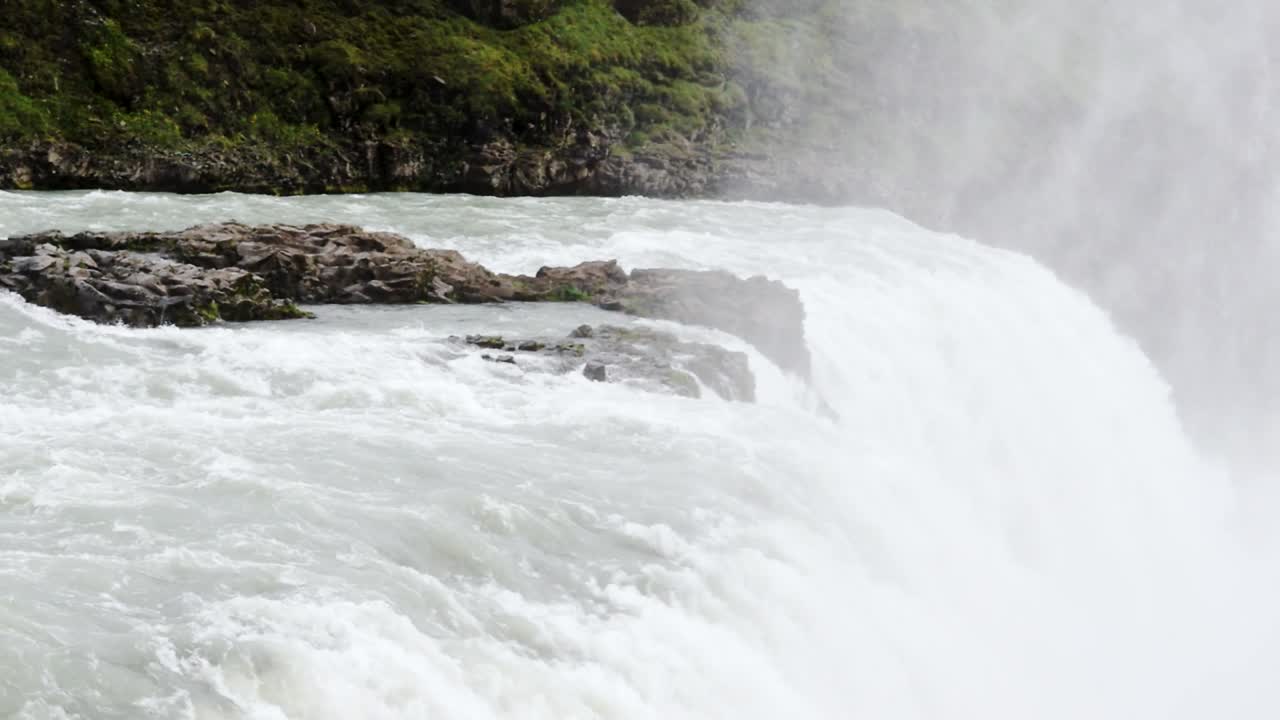 primer plano de las cataratas de gullfoss en islandia durante un día de verano
