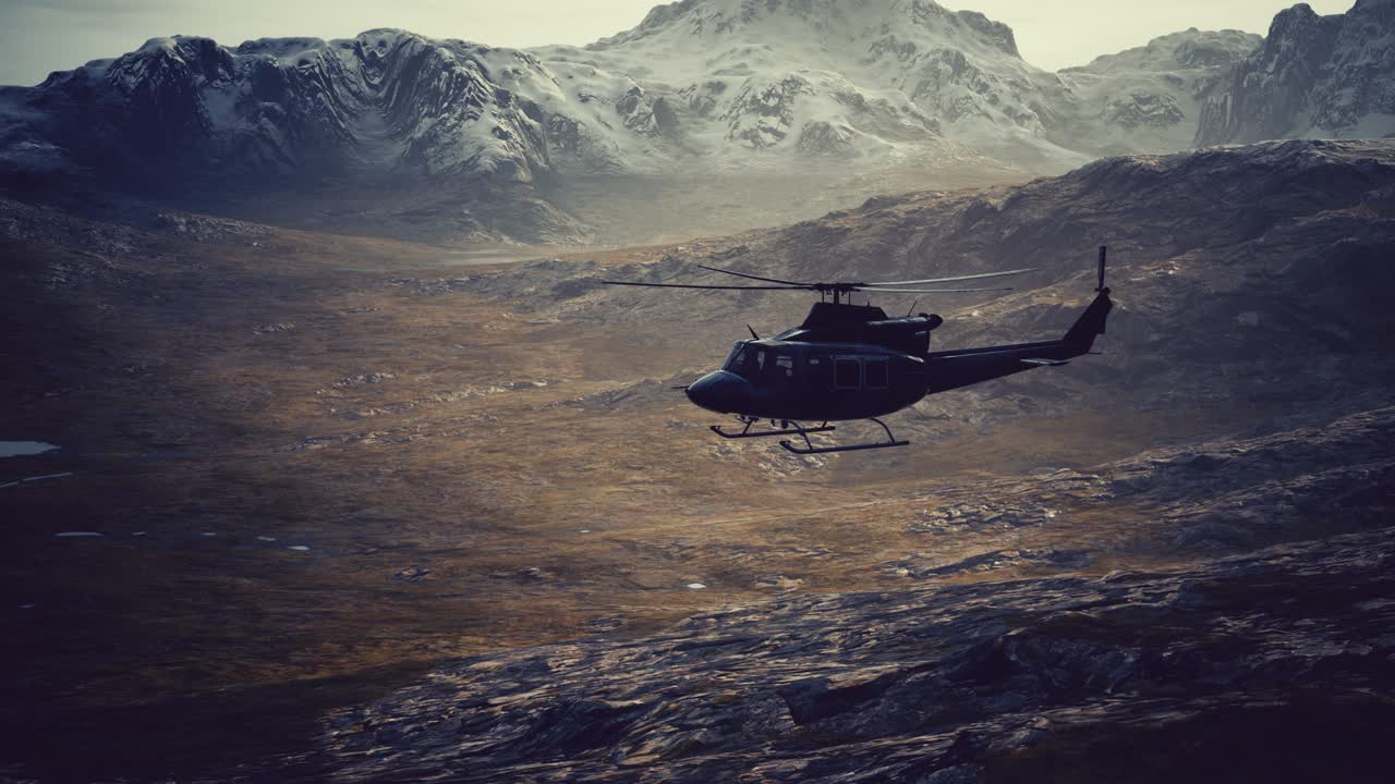 Elicottero dell'era della Guerra del Vietnam al rallentatore tra le montagne