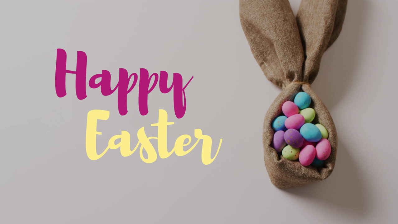 Animazione della scritta "Buona Pasqua" su uova di Pasqua colorate su tessuto, su sfondo grigio