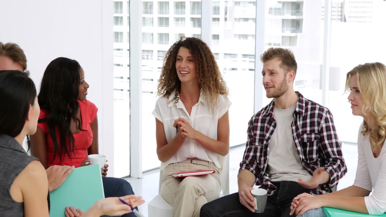 jóvenes hablando juntos.